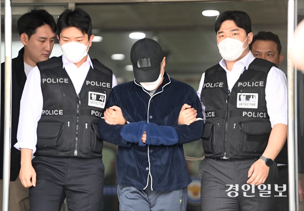 부모와 처자식 등 일가족 5명을 살해한 50대 A씨가 17일 구속 전 피의자 심문(영장실질심사)에 출석하기 위해 용인동부경찰서 유치장에서 나오고 있다. 2025.4.17 /최은성기자 ces7198@kyeongin.com