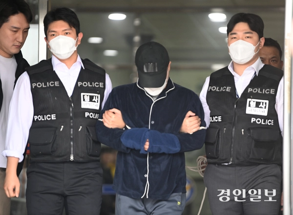 부모와 처자식 등 일가족 5명을 살해한 50대 A씨가 17일 구속 전 피의자 심문(영장실질심사)에 출석하기 위해 용인동부경찰서 유치장에서 나오고 있다. 2025.4.17 /최은성기자 ces7198@kyeongin.com