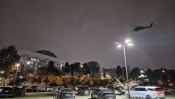 비상계엄 선포 당시 서울 여의도 국회의사당 위에 뜬 헬기. 2024.12.4 /연합뉴스