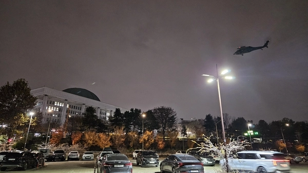 비상계엄 선포 당시 서울 여의도 국회의사당 위에 뜬 헬기. 2024.12.4 /연합뉴스