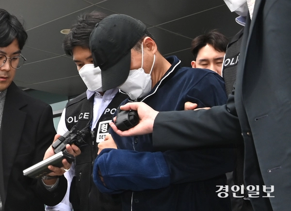 부모와 처자식 등 일가족 5명을 살해한 50대 A씨가 17일 구속 전 피의자 심문(영장실질심사)에 출석하기 위해 용인동부경찰서 유치장에서 나오고 있다. 2025.4.17 /최은성기자 ces7198@kyeongin.com