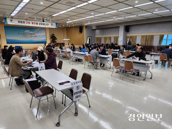 동두천시는 국민권익위원회와 함께 지난 16일 ‘달리는 국민신문고’를 운영했다. 2025.4.16/동두천시 제공