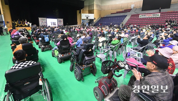 장애인의 날을 사흘 앞둔 17일 오후 용인시 처인구 용인실내체육관에서 ‘제45회 장애인의 날 기념행사’가 진행되고 있다. 2025.4.17 /최은성기자 ces7198@kyeongin.com