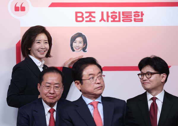 서울 여의도 국민의힘 중앙당사에서 열린 제21대 대통령후보자 국민의힘 1차 경선 토론회 미디어데이에서 나경원 후보가 자신의 얼굴사진을 붙이고 있다. 2025.4.17 /연합뉴스