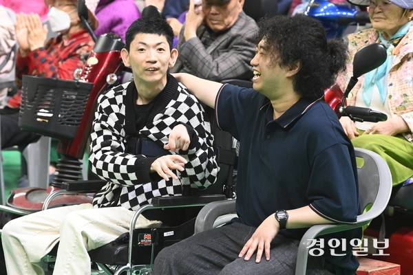 장애인의 날을 사흘 앞둔 17일 오후 용인시 처인구 용인실내체육관에서 ‘제45회 장애인의 날 기념행사’가 진행되고 있다. 2025.4.17 /최은성기자 ces7198@kyeongin.com