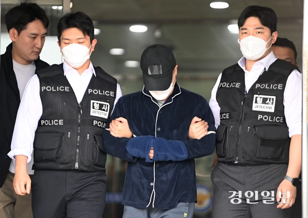 부모와 처자식 등 일가족 5명을 살해한 50대 A씨가 17일 구속 전 피의자 심문(영장실질심사)에 출석하기 위해 용인동부경찰서 유치장에서 나오고 있다. 2025.4.17 /최은성기자 ces7198@kyeongin.com