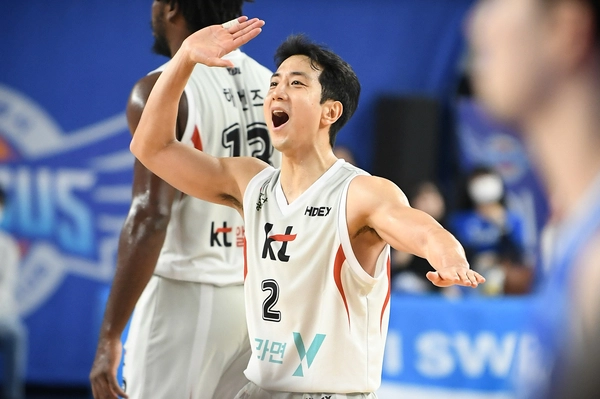 프로농구 수원 kt소닉붐 허훈이 득점 후 하이파이브 세레머니를 하고 있다. 2025.4.16 /KBL 제공