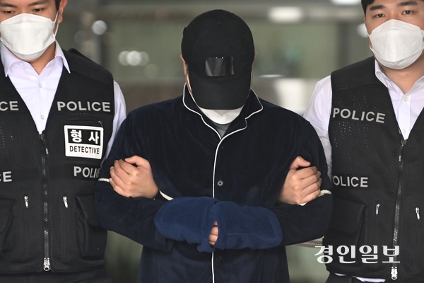 부모와 처자식 등 일가족 5명을 살해한 50대 A씨가 17일 구속 전 피의자 심문(영장실질심사)에 출석하기 위해 용인동부경찰서 유치장에서 나오고 있다. 2025.4.17 /최은성기자 ces7198@kyeongin.com