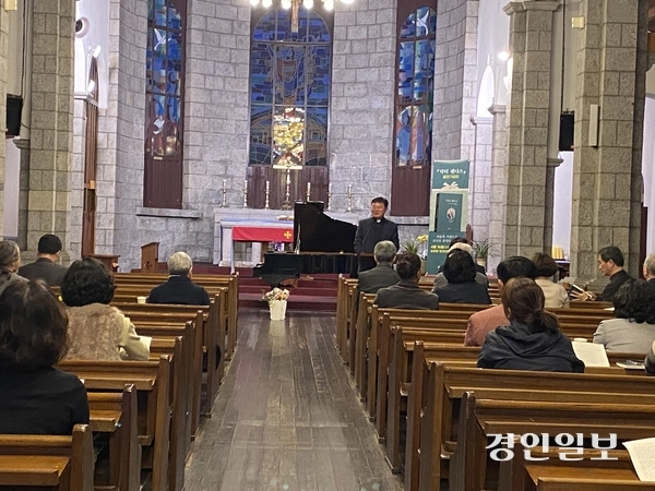 지난 16일 오후 7시 성공회 인천내동교회 본당에서 랜디스기념사업회가 개최한 ‘닥터 랜디스’ 출판 기념회에서 기념사업회 대표인 장기용 인천내동교회 신부가 축사를 하고 있다. 2025.4.16 /박경호기자 pkhh@kyeongin.com