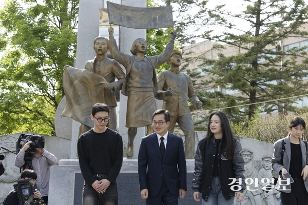 17일 오전 김동연 경기도지사가 청주 상당구에 있는 4·19 학생혁명기념탑에서 참배한 뒤 이동하고 있다. 2025.4.17 /김동연 캠프 제공