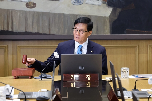 이창용 한국은행 총재가 17일 서울 중구 한국은행 본관에서 열린 금융통화위원회 본회의에서 의사봉을 두드리며 개회 선언을 하고 있다. 2025.4.17 /사진공동취재단