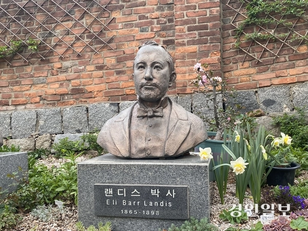 성공회 인천내동교회에 있는 랜디스 박사 흉상. 2025.4.16 /박경호기자 pkhh@kyeongin.com