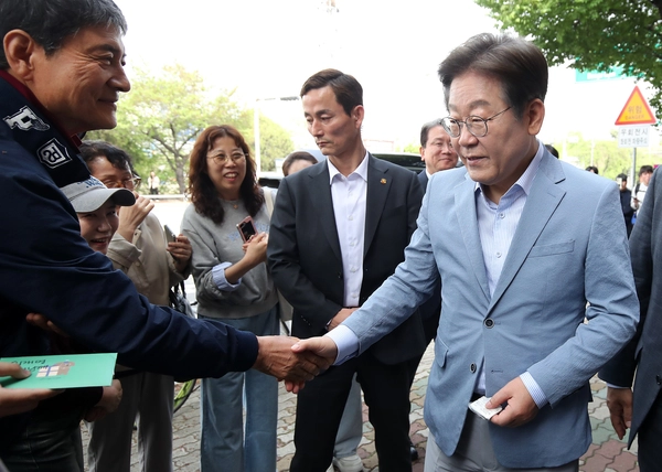 이재명 후보가 18일 대구에서 열린 K-콘텐츠 기업 간담회에 참석하기 전 지지자들과 인사하고 있다. 이 후보는 이날 해수부 부산 이전을 약속하는 등 험지 영남을 공략하기 위한 행보에 나섰다. 2025.4.18 /연합뉴스