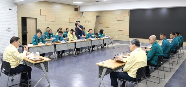 박승원 광명시장이 지난 17일 시청 중회의실에서 열린 재난상황회의에서 신속한 사고 수습을 주문하고 있다. 2025.4.17 /광명시 제공