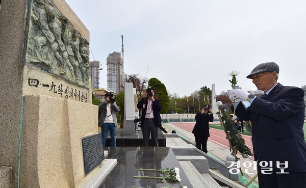 18일 오전 인천시 미추홀구 인천기계공업고등학교 4.19 학생 의거 기념탑에서 최승일 인천기계공고 4.19혁명 기념사업회 회장이 헌화를 하고 있다. 2025.4.18 /조재현기자 jhc@kyeongin.com