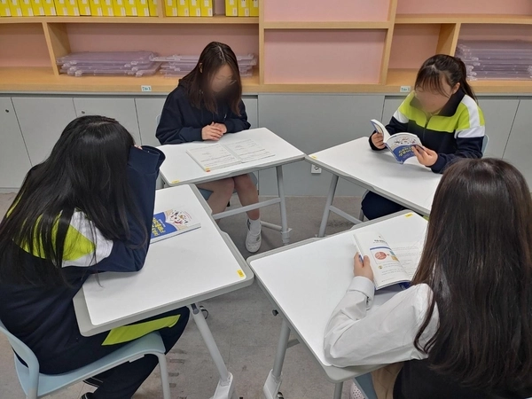 수원 잠원중학교가 학생 간 배움과 나눔을 통해 자기주도 학습 역량을 높이고자 또래 멘토링 ‘더 나은 나, 더 좋은 우리>’ 프로그램을 운영해 호응을 얻고 있다./잠원중 제공