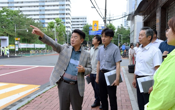 김동근 시장이 관계 부서 담당 공무원들과 시내 도로 교통신호체계를 점검하고 있다. 2025.4.18 /의정부시 제공