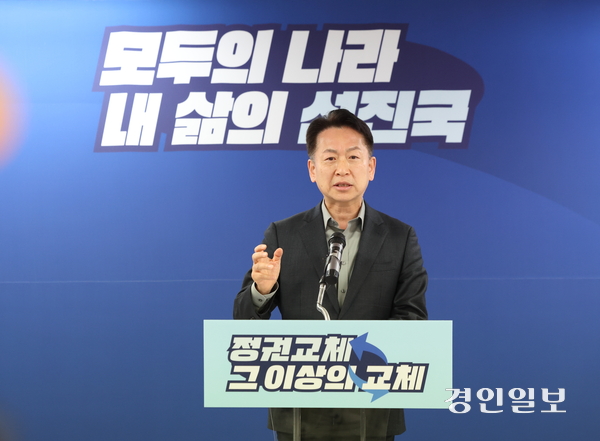 고영인 전 경기도 경제부지사가 18일 김동연 경기도지사 대선 캠프 사무실에서 더불어민주당 대선 경선 여론조사 업체 논란 관련 기자회견을 열고 “진상을 밝혀달라”고 촉구하고 있다. 2025.4.18 /김동연 캠프 제공