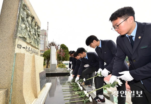 18일 오전 인천시 미추홀구 인천기계공업고등학교 4.19 학생 의거 기념탑에서 기계공고 재학생들이 헌화를 하고 있다. 2025.4.18 /조재현기자 jhc@kyeongin.com