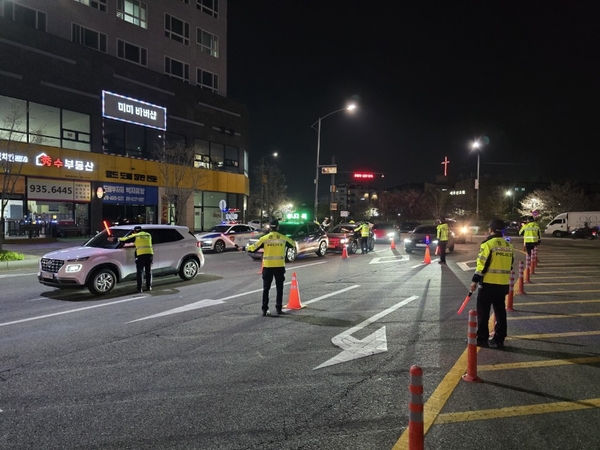 경기북부경찰청은 18일 전날(17일) 오후 9시부터 11시까지 2시간 동안 음주운전 동시 단속을 벌였다. / 경기북부경찰청