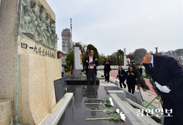 18일 오전 인천시 미추홀구 인천기계공업고등학교 4.19 학생 의거 기념탑에서 최승일 인천기계공고 4.19혁명 기념사업회 회장이 헌화를 하고 있다. 2025.4.18 /조재현기자 jhc@kyeongin.com