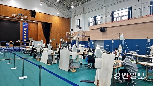 2025년 경기도 기능경기대회 의상 디자인 종목 경기 모습. /경기도 제공