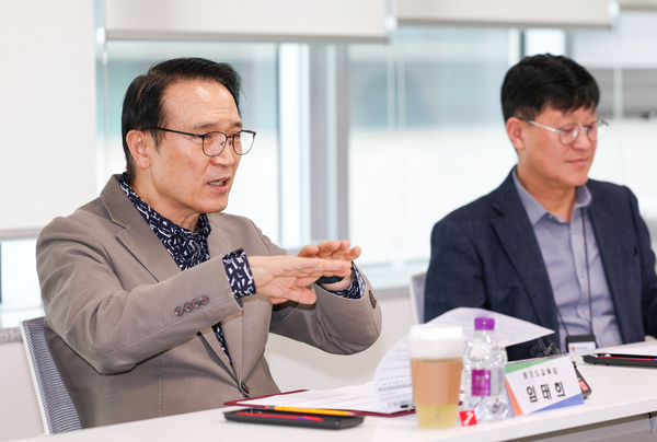 임태희 경기도교육감(왼쪽)이 18일 경기도교육청에서 경기학교비정규직연대회의 관계자들과 만나 교육공무직원의 근무환경 및 처우 개선을 위한 면담을 진행하고 있다. /경기도교육청 제공