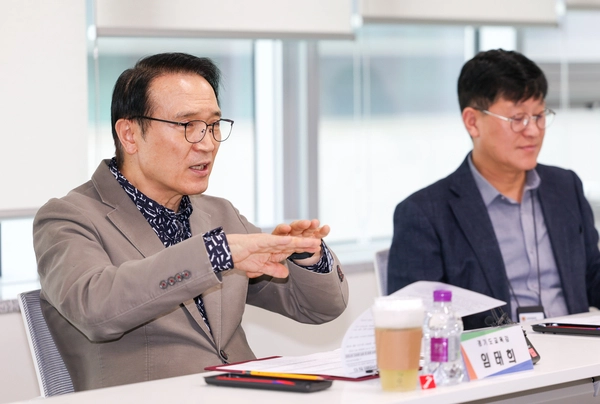 임태희 경기도교육감(왼쪽)이 18일 경기도교육청에서 경기학교비정규직연대회의 관계자들과 만나 교육공무직원의 근무환경 및 처우 개선을 위한 면담을 진행하고 있다. /경기도교육청 제공