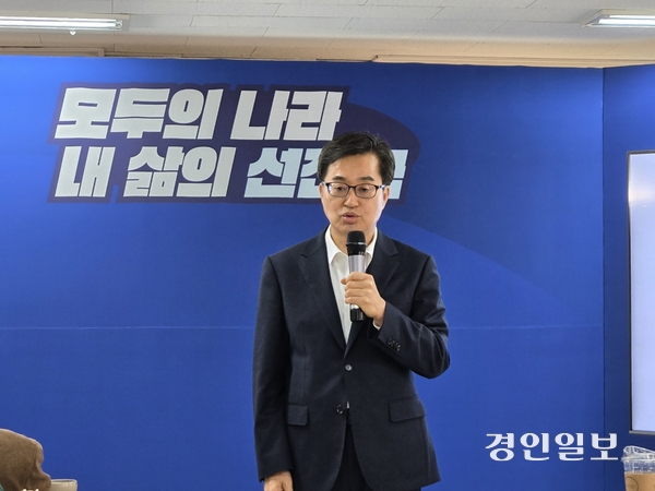 18일 김동연 경기도지사가 서울 여의도 캠프 사무실에서 ‘백팩 메고 TMI’열고 기자들의 질문에 답하고 있다. 2025.4.18 /김태강기자 think@kyeongin.com