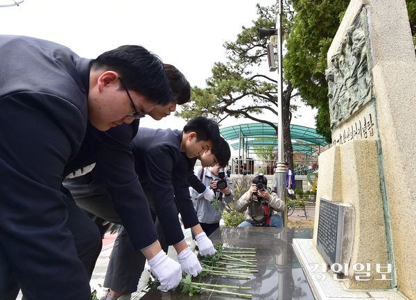 18일 오전 인천시 미추홀구 인천기계공업고등학교 4.19 학생 의거 기념탑에서 기계공고 재학생들이 헌화를 하고 있다. 2025.4.18 /조재현기자 jhc@kyeongin.com