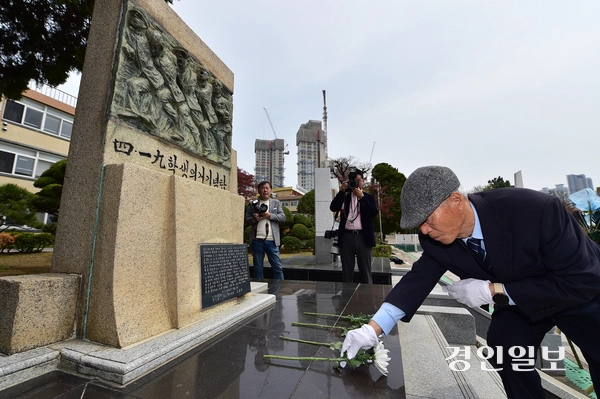 18일 오전 인천시 미추홀구 인천기계공업고등학교 4.19 학생 의거 기념탑에서 최승일 인천기계공고 4.19혁명 기념사업회 회장이 헌화를 하고 있다. 2025.4.18 /조재현기자 jhc@kyeongin.com