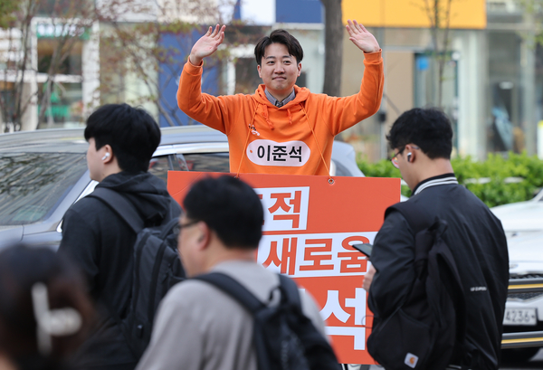 개혁신당 대선 후보인 이준석 의원이 16일 서울 금천구 가산디지털역 앞에서 출근길 시민들에게 인사를 하고 있다. 2025.4.16 /연합뉴스