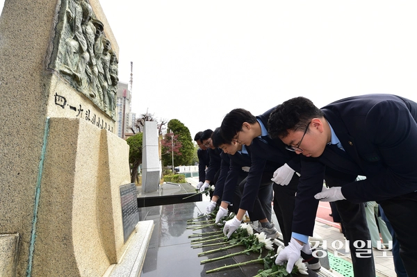 18일 오전 인천시 미추홀구 인천기계공업고등학교 4.19 학생 의거 기념탑에서 기계공고 재학생들이 헌화를 하고 있다. 2025.4.18 /조재현기자 jhc@kyeongin.com