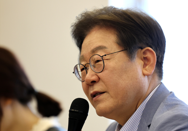 더불어민주당 이재명 전 대표가 18일 대구 북구 사회혁신커뮤니티연구소 협동조합 소이랩에서 열린 K-콘텐츠 기업 간담회에 참석해 발언하고 있다. 2025.4.18 /연합뉴스