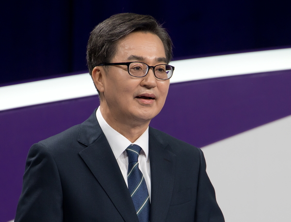 더불어민주당 대선 경선 주자인 김동연 후보가 18일 서울 마포구 상암동 MBC에서 첫 TV 토론회를 준비하고 있다. 2025.4.18 /연합뉴스