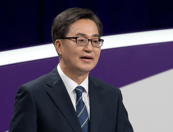 더불어민주당 대선 경선 주자인 김동연 후보가 18일 서울 마포구 상암동 MBC에서 첫 TV 토론회를 준비하고 있다. 2025.4.18 /연합뉴스