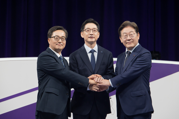 더불어민주당 대선 경선 주자인 (오른쪽부터)이재명·김경수·김동연 후보가 18일 서울 마포구 상암동 MBC에서 첫 TV토론회를 시작하기에 앞서 기념촬영 하고 있다. 2025.4.18 /연합뉴스