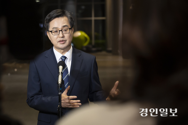 지난 18일 김동연 경기도지사가 더불어민주당 대선 경선후보 TV 토론회를 마친 후 백브리핑을 열고 “여의도 문법을 뛰어넘는 국가 지도자로서의 역할을 하겠다”고 밝혔다. 2025.4.18 /김동연 캠프 제공