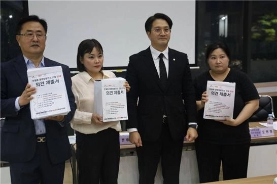 더불어민주당 전용기 의원(경기 화성정)은 지난 18일 화성 반월동 SK뷰파크아파트에서 열린 주민간담회에 참석해, 화성진안 공공주택지구 조성과 관련된 열병합시설 부지 지정에 대해 전면 재검토가 필요하다는 입장을 재차 강조했다./전용기 의원실 제공