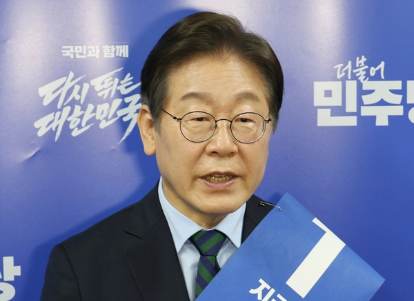 더불어민주당 이재명 대선 경선 후보가 19일 오후 충북 청주체육관에서 열린 ‘제21대 대통령선거 후보자 선출을 위한 충청권 합동연설회’에서 경선 결과 발표를 들은 뒤 기자들과 질의응답을 진행하고 있다. /연합뉴스
