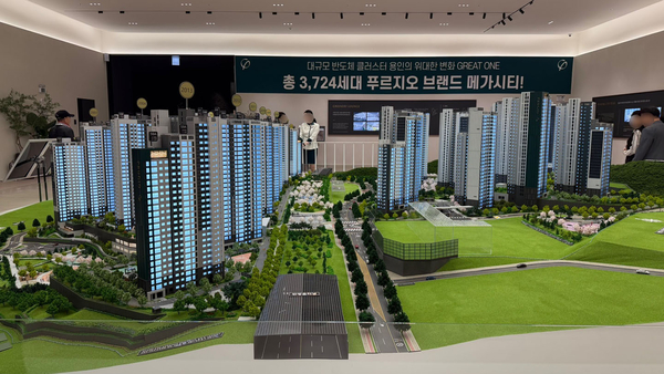 18일 개관한 대우건설 ‘용인 푸르지오 원클러스터 2·3단지’ 견본주택에 단지모형도가 설치돼 있다. 2025.4.18 /윤혜경기자 hyegyung@kyeongin.com