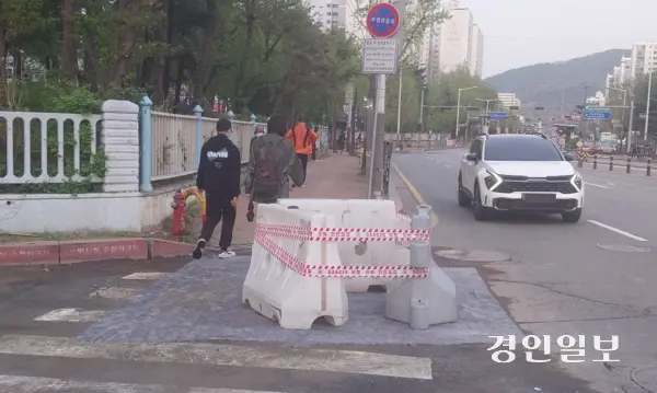 지난 18일 오전 땅꺼짐(싱크홀)이 발생한 하남시 덕풍3교사거리 해오름한국아파트 방향 건널목. 해당 구간의 임시복구를 완료하고 차량 통행을 통제하고 있다. 2025.4.18 하남/문성호기자 moon23@kyeongin.com