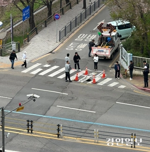 지난 18일 오전 땅꺼짐 (싱크홀)이 발생했을 당시 하남시 덕풍3교사거리 해오름한국아파트 방향 건널목 모습. 땅꺼짐 발생한 아스팔트 아래는 가로 3.5m, 세로 3.5m, 깊이 2.7m 가량의 상당히 큰 규모의 빈 공간이 있었던 것으로 파악됐다. 2025.4.18 /독자 제공