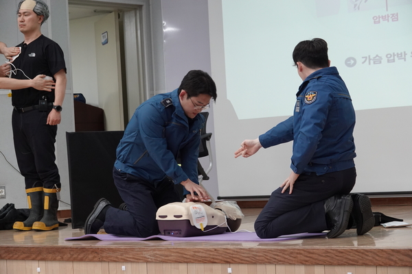 구리시청 청원경찰 팀이 드라마 ‘폭싹 속았수다’를 패러디 해 심폐소생술을 전하고 있다. /구리소방서 제공