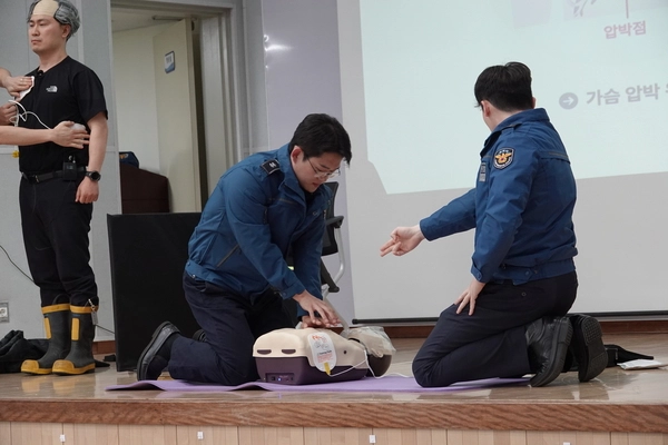 구리시청 청원경찰 팀이 드라마 ‘폭싹 속았수다’를 패러디 해 심폐소생술을 전하고 있다. /구리소방서 제공
