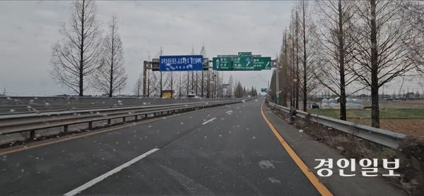 평택과 안중을 잇는 국도 38호선 서동대로. 하루 통행량이 3만여 대에 이를 정도로 많은 차량이 오가며 21년된 메타세쿼이아 나무가 도로 옆에 줄지어 서 있어 드라이브 명소로 각광을 받았었다. 하지만 최근 도로점용 및 건축허가 인허가 과정에서 기관간 협의 없이 나무 수십그루가 잘려나가 시민들이 불만을 제기하고 있다. 평택/김종호기자 kikjh@kyeongin.com