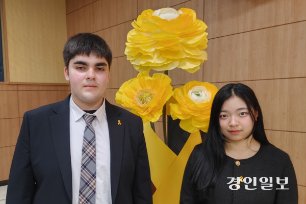 “세월호 참사를 잊지 않겠다”는 내용의 다짐문을 발표한 이서우(오른쪽) 양과 모하메드부르한 군. 2025.4.16 /정운기자 jw33@kyeongin.com