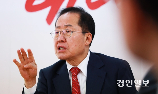 홍준표 국민의힘 대통령선거 경선 후보가 지난 17일 서울 여의도 대하빌딩 경선 캠프에서 열린 한국지방신문협회와 공동 인터뷰에서 “이번 대선은 단순한 정권교체가 아니라, 어떤 나라를 만들 것인가를 결정하는 선거”라고 강조하고 있다. 2025.4.17 /한국지방신문협회 제공