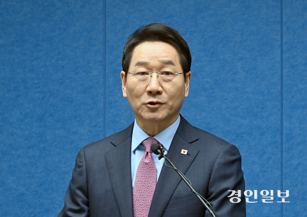 국민의힘 대선 경선 후보인 유정복 인천시장이 20일 인천시청 브리핑룸에서 대선 경선 관련 기자회견을 하고 있다./김용국기자yong@kyeongin.com