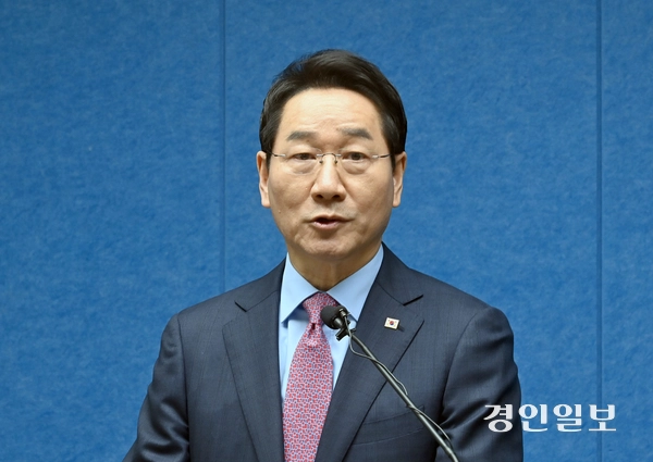 국민의힘 대선 경선 후보인 유정복 인천시장이 20일 인천시청 브리핑룸에서 대선 경선 관련 기자회견을 하고 있다./김용국기자yong@kyeongin.com